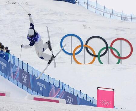 男子モーグル決勝２回目　第２エアを決める堀島行真＝リビーニョ（共同）