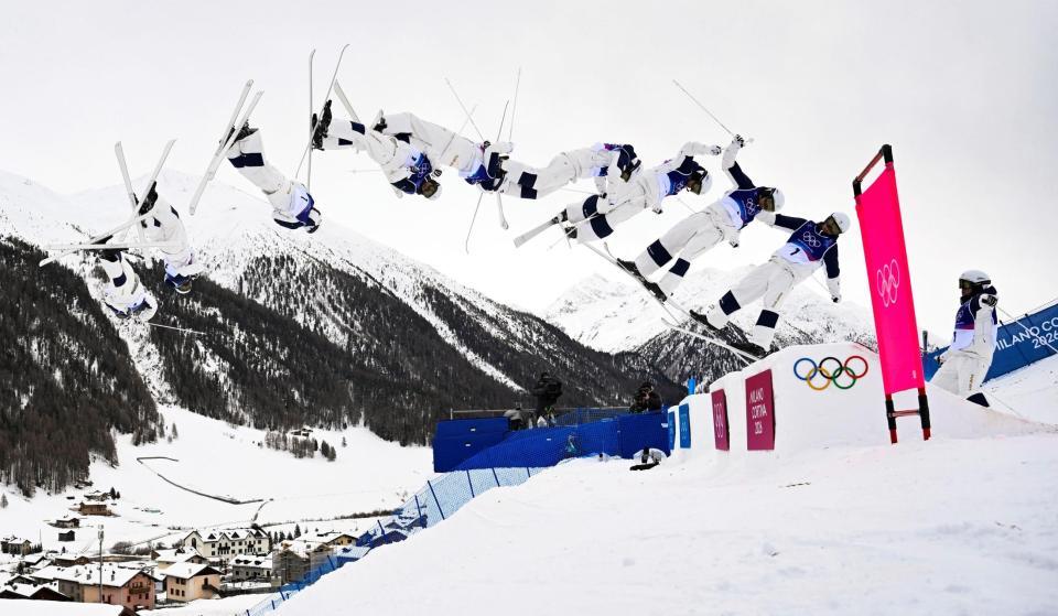 男子モーグル決勝２回目で第２エアを決める堀島行真の連続合成写真（右から左へ）＝リビーニョ（共同）