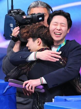 男子フリー　演技を終え日下匡力コーチ（右）に迎えられる佐藤駿