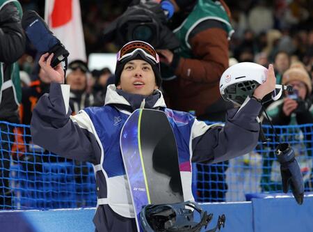 ３本目の得点を見て、両手を広げ納得のいかない表情の平野流佳＝リビーニョ・スノーパーク（撮影・吉澤敬太）