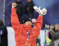 金メダルを喜ぶ戸塚優斗