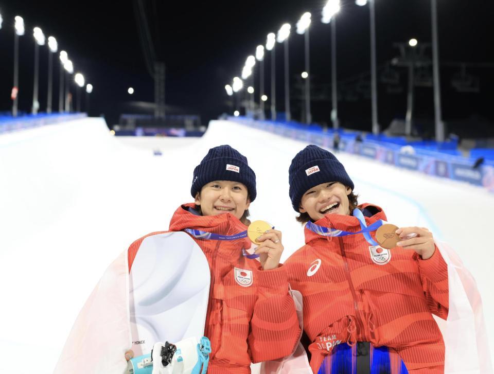 金メダルを手に喜ぶ戸塚優斗（左）と銅メダルを手にする山田琉聖＝リビーニョ・スノーパーク（撮影・吉澤敬太）
