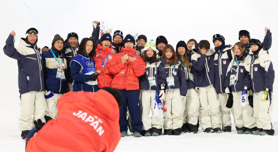 金メダルの戸塚優斗（中央）、銅メダルの山田琉聖（同左）を囲んでの記念撮影時も涙が止まらない平野流佳（右から５人目）＝リビーニョ・スノーパーク（撮影・吉澤敬太）