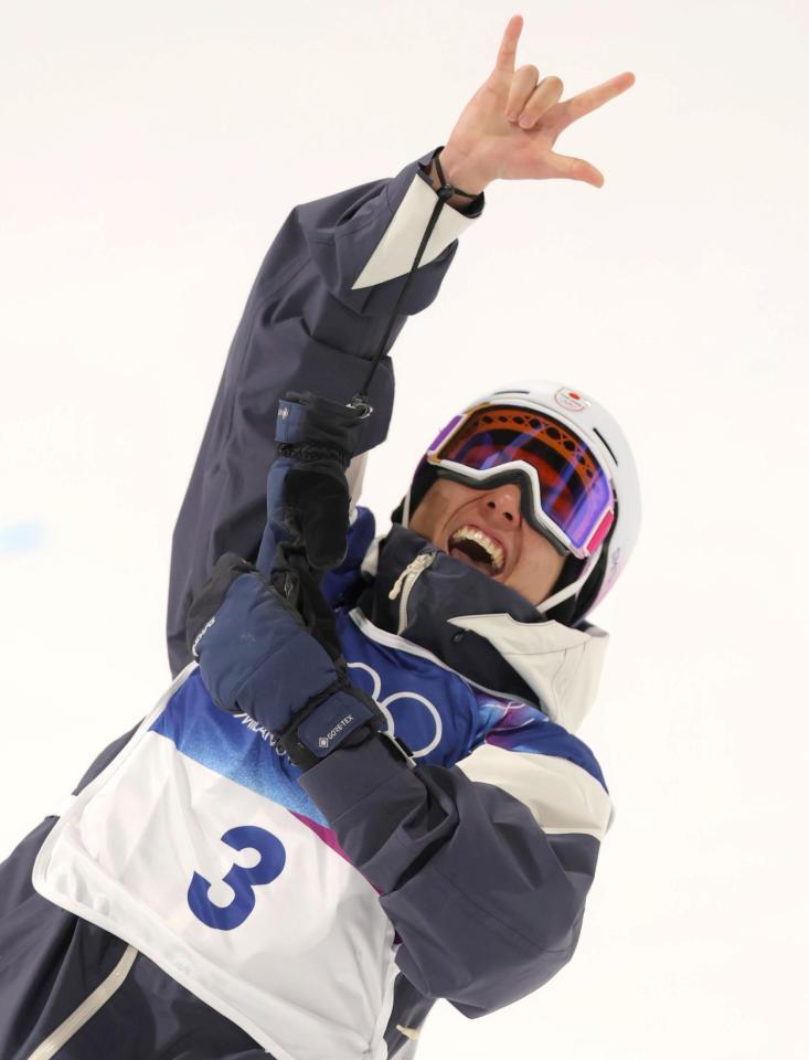 ３本目のランを成功させ、喜ぶ平野流佳＝リビーニョ・スノーパーク（撮影・吉澤敬太）