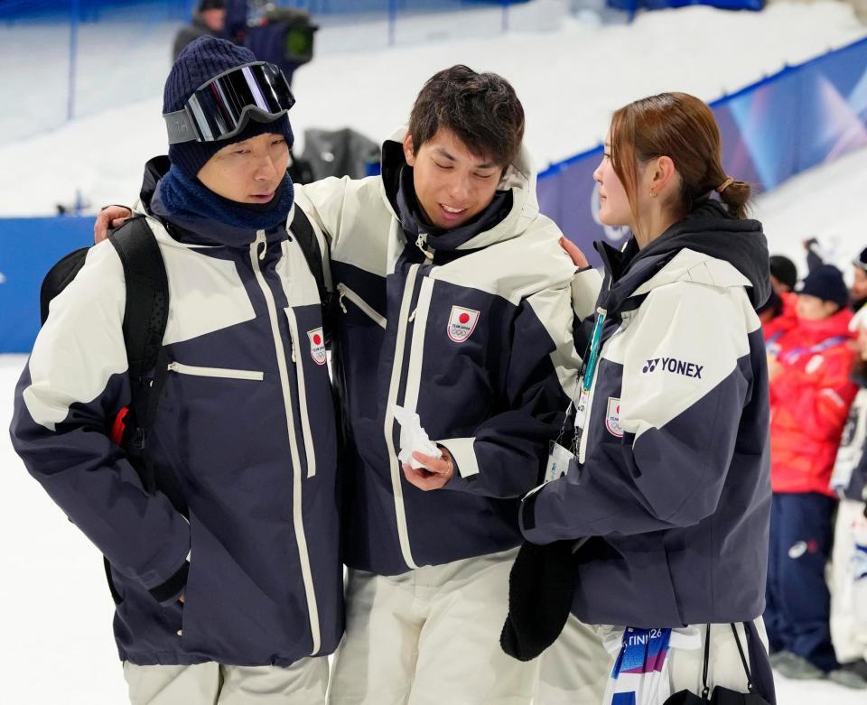 男子ハーフパイプでメダルを逃し、小野光希（右）らに慰められる平野流佳（中央）＝リビーニョ（共同）