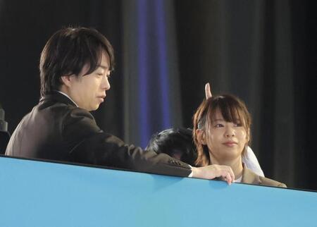 　櫻井翔（左）と並んで選手を見つめる高木菜那さん（撮影・吉澤敬太）