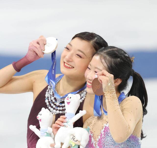　銀メダルを手に、涙をこぼしながら笑顔を見せる坂本花織（左）と中井亜美（撮影・吉澤敬太）