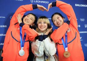 　ハートマークを作る（左から）坂本花織、アリサ・リュウ、中井亜美（撮影・吉澤敬太）