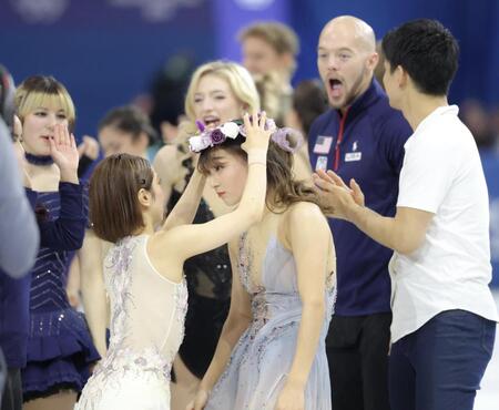 三浦璃来（左）に花冠をのせてもらう坂本花織（撮影・吉澤敬太）