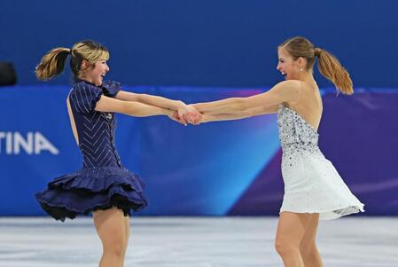 エキシビションで共演するカロリナ・コストナーさん（右）とアリサ・リュウ