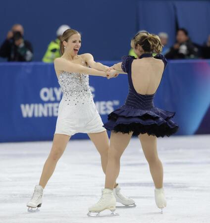 ミラノ・コルティナ五輪　アリサ・リュウ（右）と手を繋いでぐるぐる回るカロリーナ・コストナー＝ミラノアイススケートアリーナ（撮影・吉澤敬太）