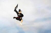 エキシビションで演技する李海仁＝ミラノ（共同）