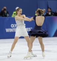 ミラノ・コルティナ五輪　アリサ・リュウ（右）と手を繋いでぐるぐる回るカロリーナ・コストナー＝ミラノアイススケートアリーナ（撮影・吉澤敬太）