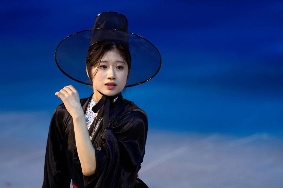 エキシビションで演技する李海仁＝ミラノ（共同）