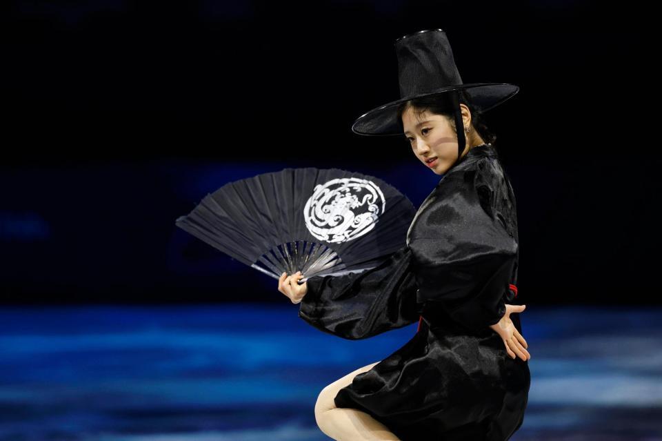 エキシビションで演技する李海仁＝ミラノ（共同）