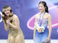 銅メダルにマスコットをかけて、笑顔を見せる中井亜美。左はアリサ・リュウ＝１９日