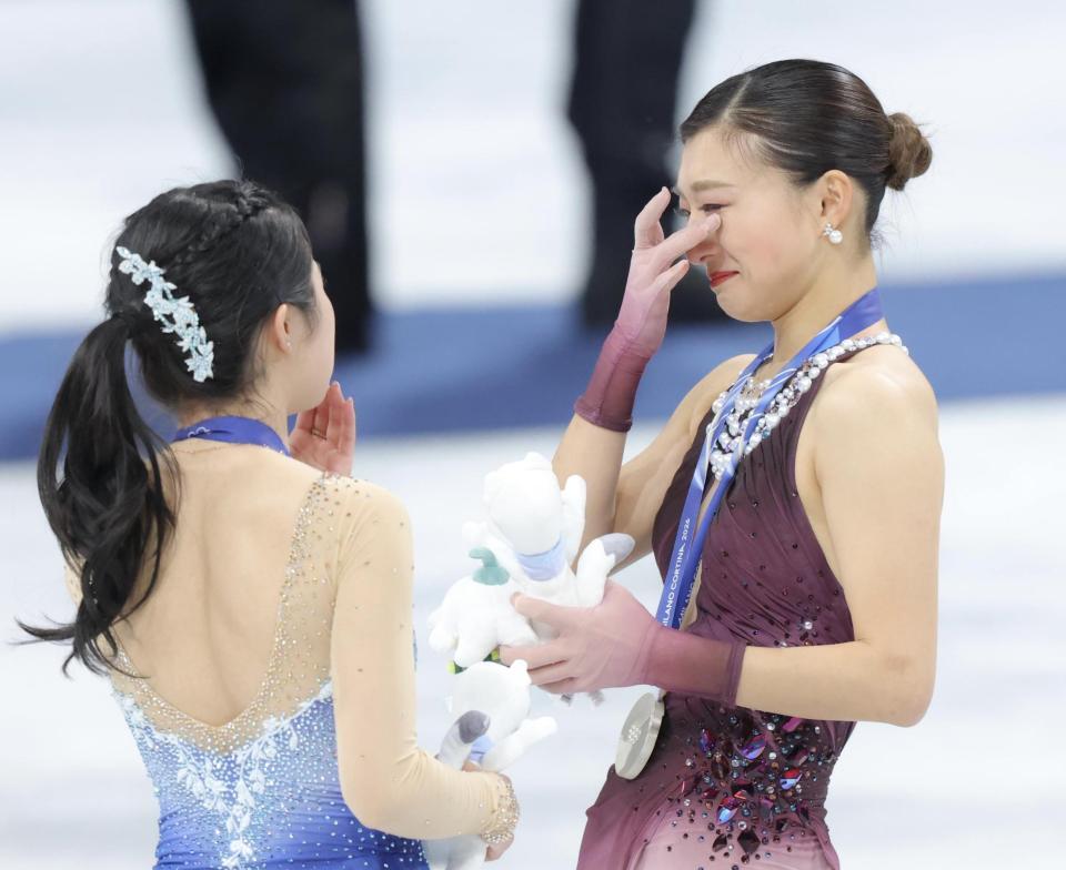 涙する坂本花織（右）と中井亜美＝１９日