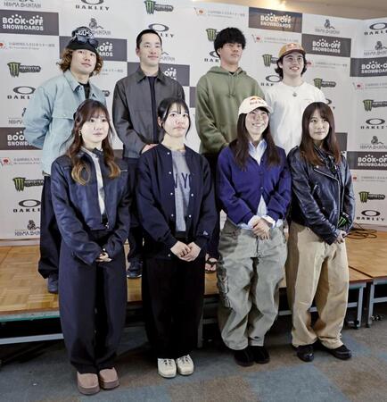 　前日記者会見で記念写真に納まるスノーボードの（前列左から）岩渕麗楽、鈴木萌々、深田茉莉、村瀬心椛、（後列左から）長谷川帝勝、木村葵来、木俣椋真、荻原大翔＝25日、福島県磐梯町