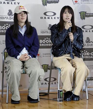 　スノーボードの全日本選手権ビッグエアの前日記者会見に出席した深田茉莉（左）と村瀬心椛＝25日、福島県磐梯町