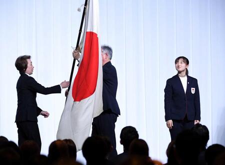 　伊東秀仁団長（中央）を通じて橋本聖子ＪＯＣ会長に返還される団旗を見つめる坂本花織（撮影・佐藤厚）