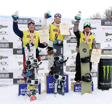 　表彰式でポーズをとる優勝した木村悠斗（中央）、２位の木村葵来（左）、３位の木俣椋真＝星野リゾートネコママウンテン