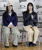 　スノーボードの全日本選手権ビッグエアの前日記者会見に出席した深田茉莉（左）と村瀬心椛＝25日、福島県磐梯町