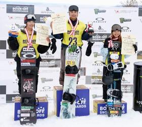 　表彰式でポーズをとる優勝した村瀬由徠（中央）、２位の鈴木萌々（左）、３位の森井姫明麗＝星野リゾートネコママウンテン