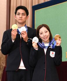 メダルを両手に笑顔を見せる木原龍一（左から）と三浦璃来（撮影・佐藤厚）