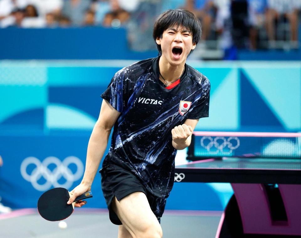 　男子シングルス２回戦でポイントを奪いガッツポーズする戸上隼輔（共同）
