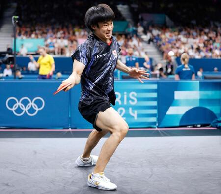 　男子シングルス２回戦でスロベニア選手と対戦する戸上隼輔（共同）