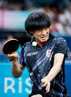 　男子シングルス２回戦でスロベニア選手と対戦する戸上隼輔（共同）