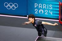 　男子シングルス２回戦でスロベニア選手と対戦する戸上隼輔（共同）
