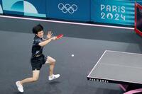 　男子シングルス２回戦でスロベニア選手と対戦する戸上隼輔（共同）
