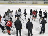 強化合宿で練習をするアイスホッケー女子の日本代表=27日、トジェモシュナ(共同)