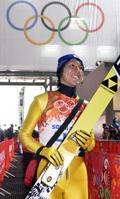 ソチ冬季五輪のジャンプ男子ノーマルヒルで8位に入賞し、引き揚げる葛西紀明=9日、ソチ(共同)
