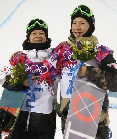ソチ冬季五輪の男子ハーフパイプで銀メダルを獲得した平野歩夢(左)と銅メダルの平岡卓=11日、ソチ(共同)