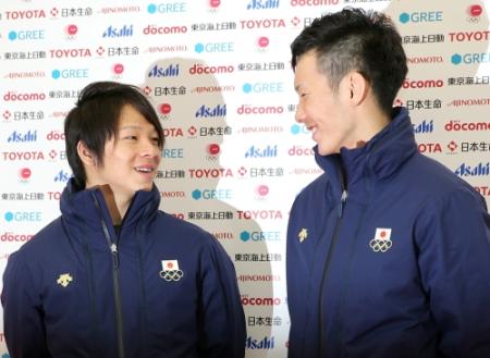 メダル獲得から一夜明けの会見で互いに笑顔で見詰め合う平野歩夢(左)と平岡卓=ソチ(撮影・飯室逸平)〓〓