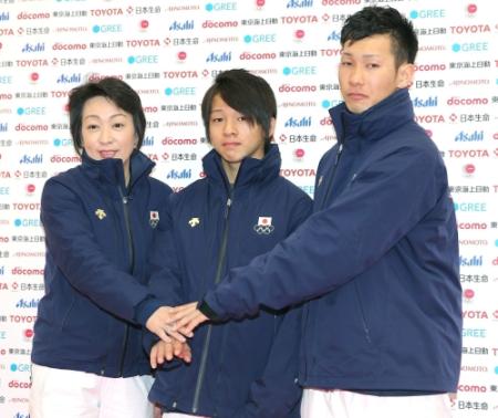 メダル獲得から一夜明けポーズをとる(左から)橋本聖子団長、平野歩夢、平岡卓(撮影・飯室逸平)