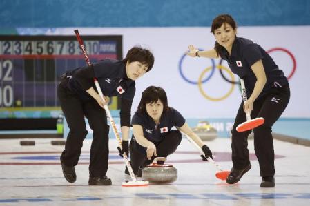 日本‐ロシア 第3エンド、ショットを放つ船山。左は苫米地、右は吉田=ソチ(共同)