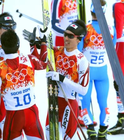 2位でフィニッシュし、弟の善斗(左)とハイタッチする渡部暁(撮影・飯室逸平)