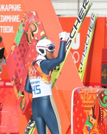 ジャンプで2位と好発進を決め、ガッツポーズを見せる渡部暁斗(撮影・飯室逸平)