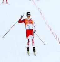 2位でゴールしガッツポーズする渡部暁斗(撮影・飯室逸平)