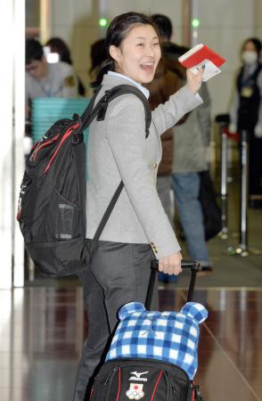 明るい表情でソチへ出発する村上佳菜子