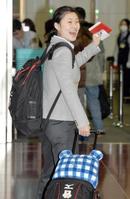 明るい表情でソチへ出発する村上佳菜子