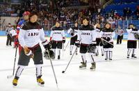 ロシアに敗れ、肩を落とす日本チーム(共同)