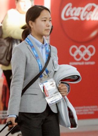 ソチ空港を出発するジャンプ女子の高梨沙羅=13日(共同)