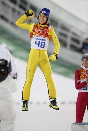 　ジャンプ男子ラージヒルで銀メダルを獲得し、跳び上がって喜ぶ葛西紀明＝ソチ（共同）