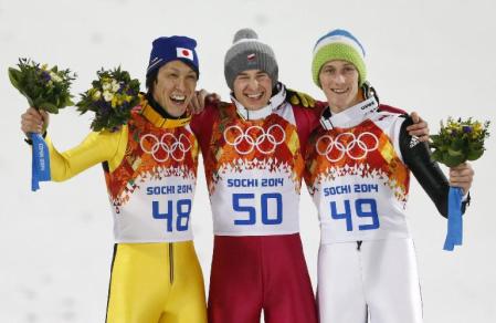 ジャンプ男子ラージヒルで銀メダルを獲得した葛西紀明。中央は金のカミル・ストッホ、右は銅のペテル・プレブツ=ソチ(共同)