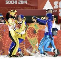 　男子ラージヒル決勝　２回目の飛躍を終え、駆け寄る日本選手と喜ぶ葛西紀明（左端）＝ソチ（共同）