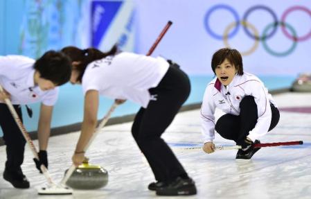 日本‐スウェーデン 第1エンド、ショットを放ち指示を出す小笠原。左は苫米地、中央は吉田=ソチ(共同)